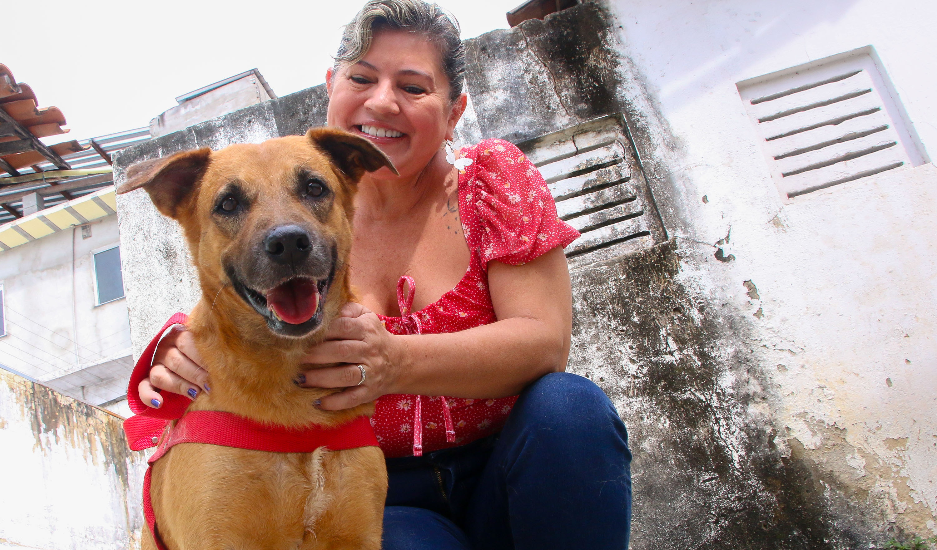 Simone e o vira-lata Grandão posam para a foto